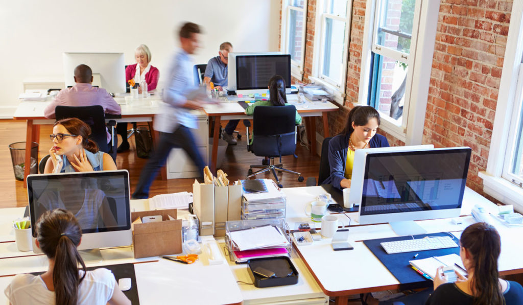 Sich bei der Arbeit müde hören