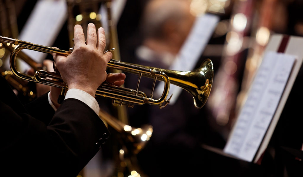 Mit Pauken und Trompeten