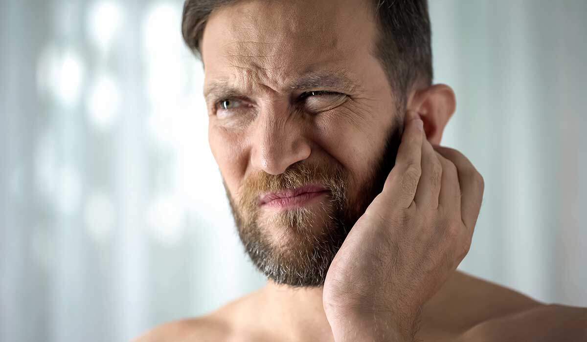 Hausmittel gegen Ohrenschmerzen: Zwiebelsäckchen oder Senfumschlag
