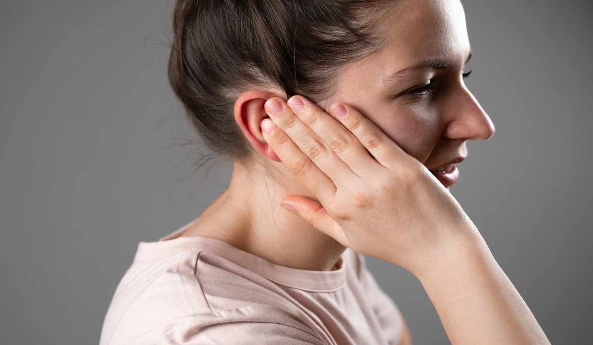 Wie Zähne unser Gehör beeinflussen und stressen