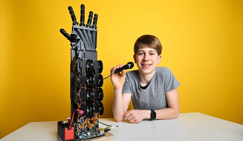 Wie lässt sich Gebärdensprache mit einer Roboterhand übersetzen?