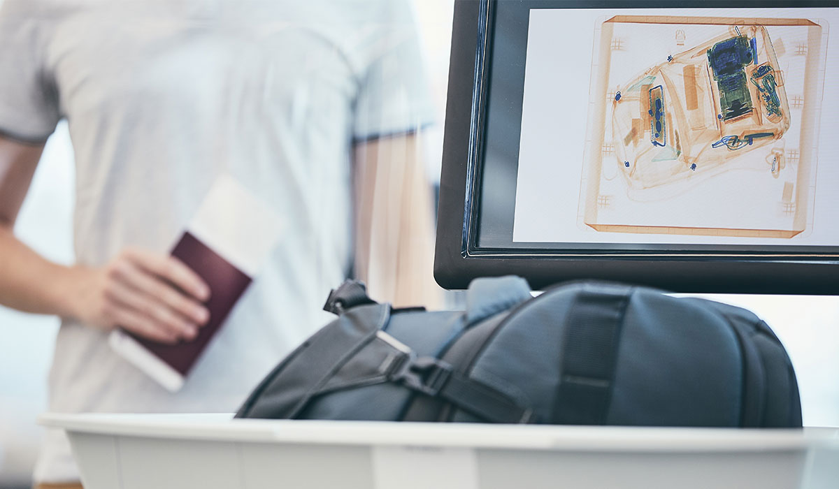 Rucksack-bei-der-Flughafensicherheitskontrolle-im-Roentgenscanner Rucksack-bei-der-Flughafensicherheitskontrolle-im-Roentgenscanner