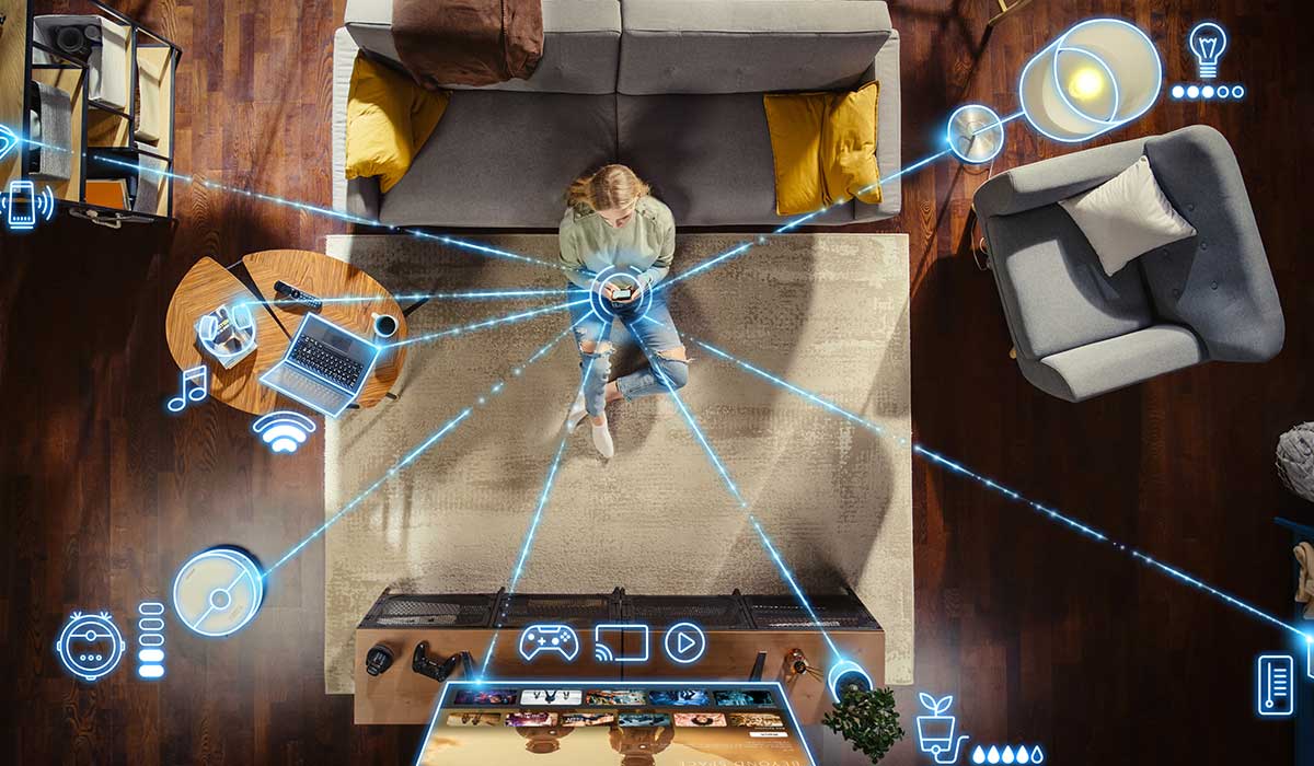 Frau-sitzt-im-vernetzten-Smart-Home-und-steuert-Geräte-per-Smartphone