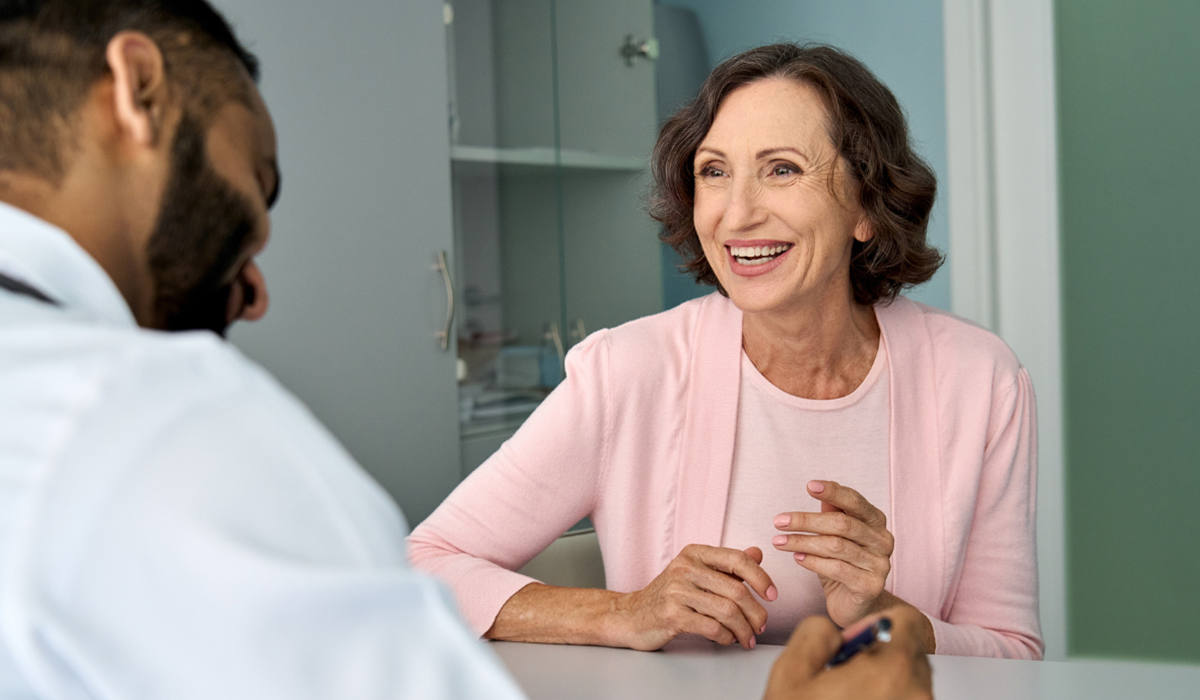 Aeltere Frau im Gespraech mit einem Arzt oder Berater Ältere Frau im Gespräch mit einem Arzt oder Berater