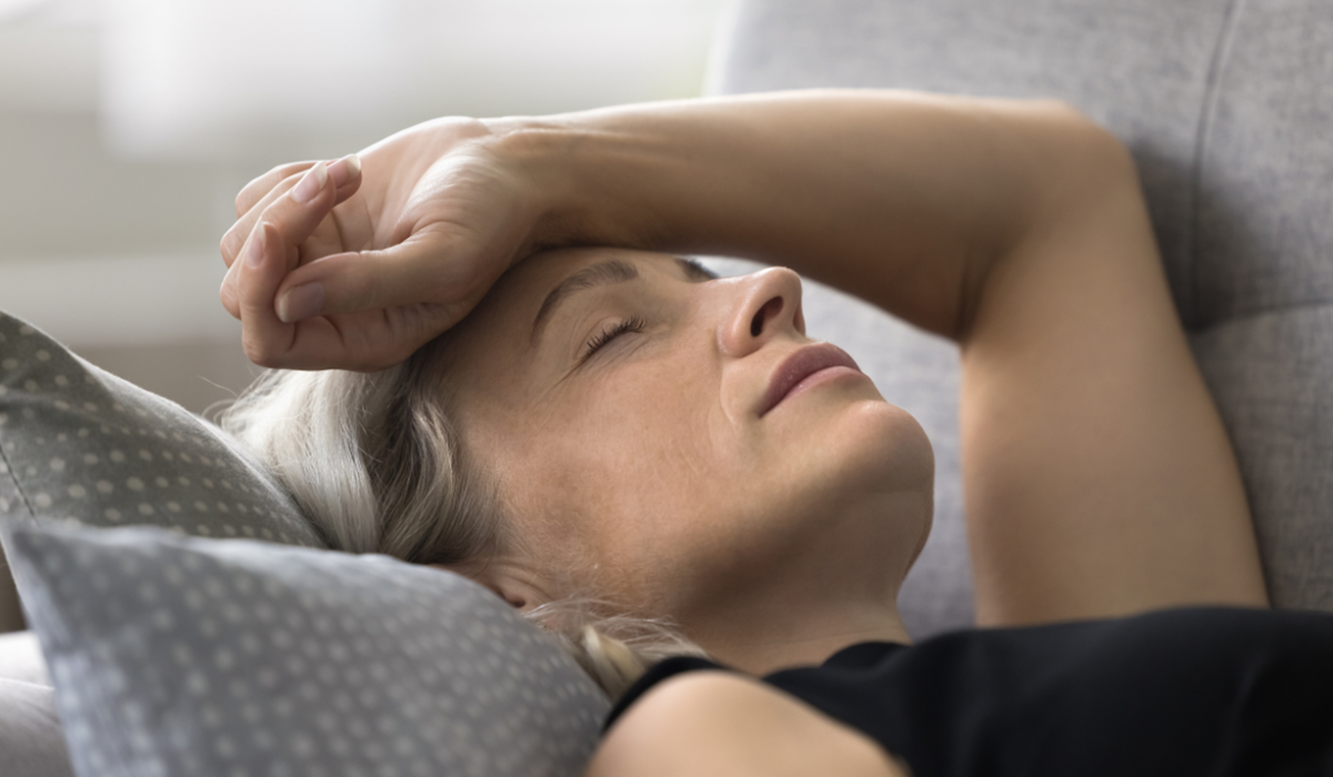 Frau liegt entspannt auf dem Sofa mit geschlossenen Augen Frau liegt entspannt auf dem Sofa mit geschlossenen Augen