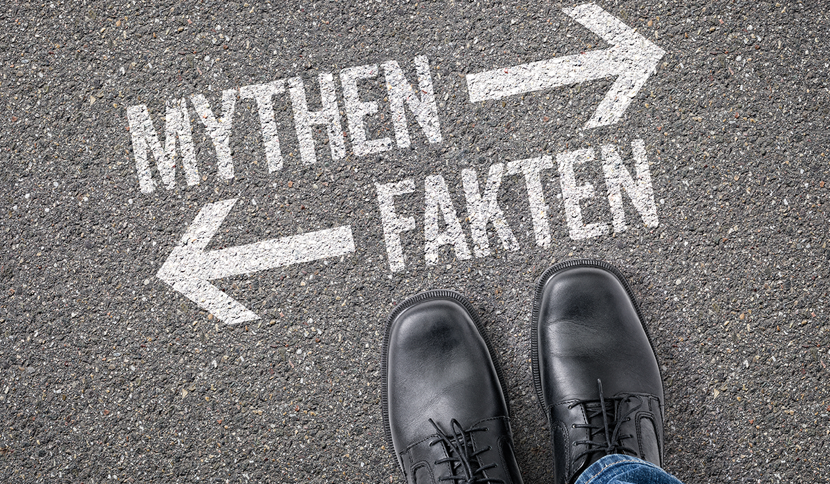 Schuhe stehen auf Asphalt vor der Entscheidung zwischen Mythen und Fakten